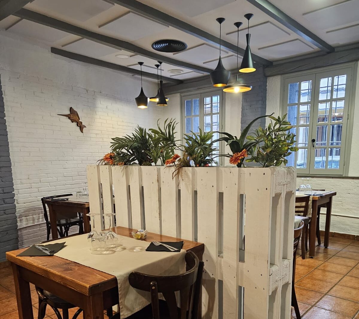 Una mesa junto a las ventanas del restaurante