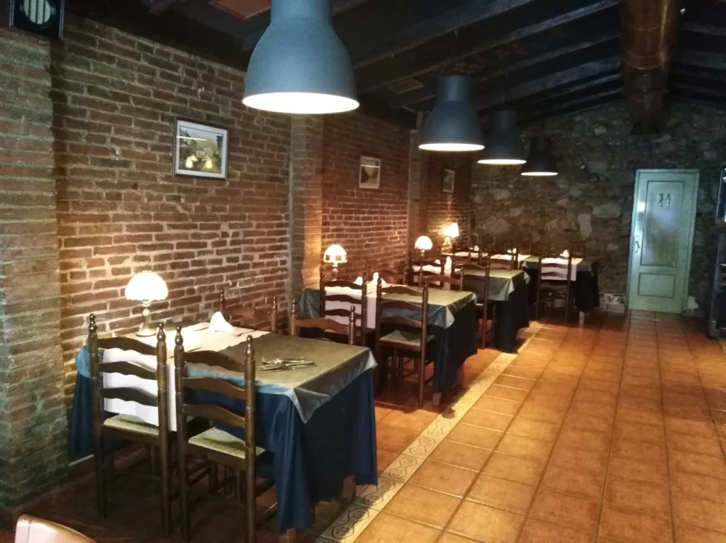 Interior del restaurant El Vell Nou a Mollet del Vallès, amb un ambient acollidor i taules preparades per als comensals.